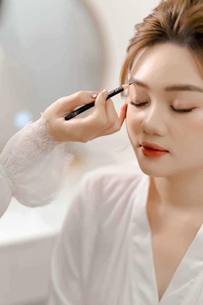 Cô dâu ngồi trang điểm buổi sáng — CIVAN BRIDAL